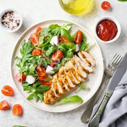 Grilled chicken salad with tomatoes and rocket